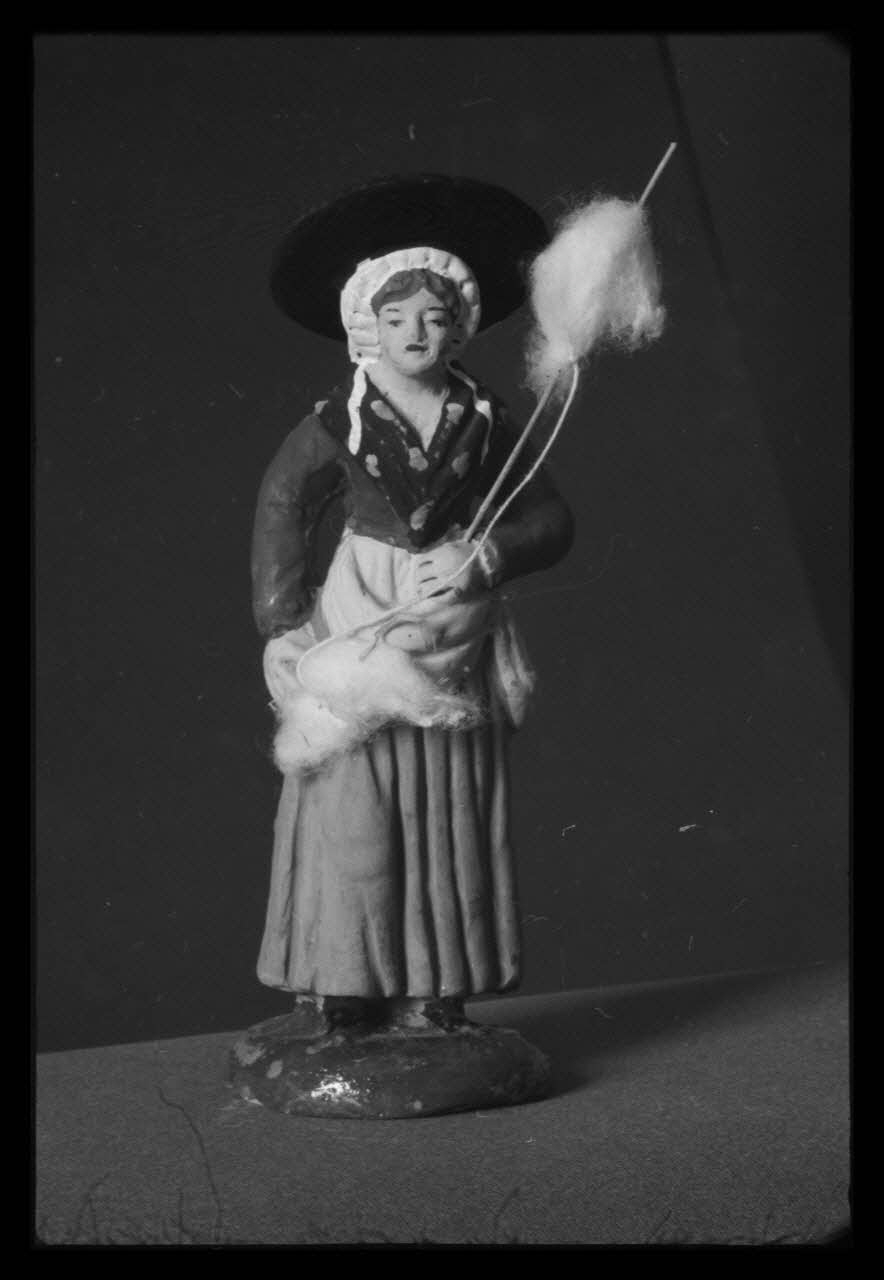 J.-L. Muller photographie Santon représentant une fileuse. Bouches-du-Rhône. 1957 France 1960/5/1 Ph.1960.87.6 Photo