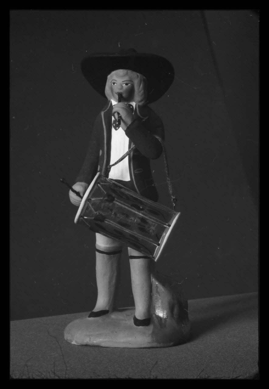 J.-L. Muller photographie Santon représentant un tambourinaire. Par Gaubert à Marseille. 1957 France 1960/5/1 Ph.1960.87.7 Photo