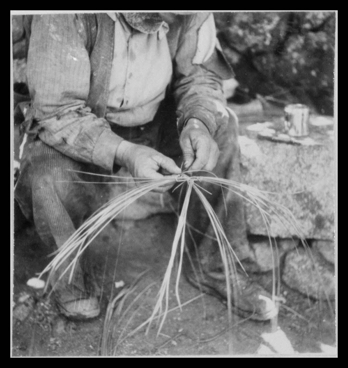 Isac Chiva photographie Bergerie Tramisole. Fabrication des formes à fromage (séquence) Corse, France 1956/7/1 Ph.1962.80.15 Photo