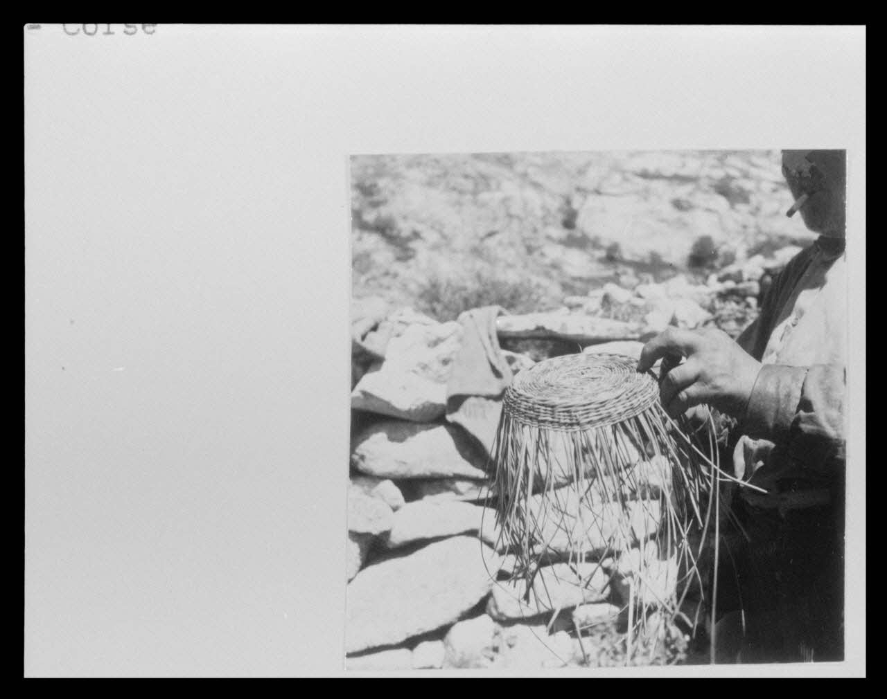 Isac Chiva photographie Bergerie de Paradelle : fabrication des formes à fromages Corse, France 1956/8/1 Ph.1962.80.17 Photo