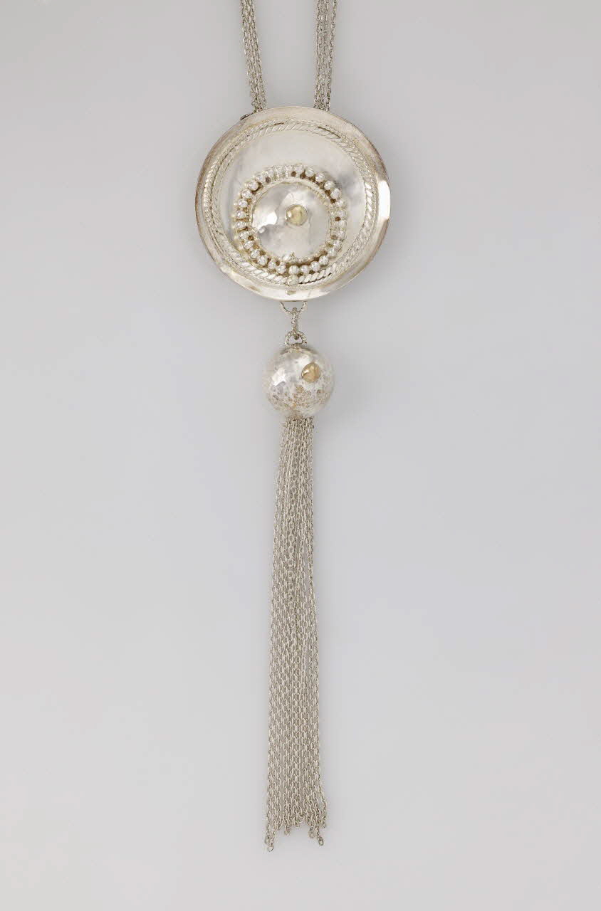 Rosa Taikon collier Comté de Gävleborg, Suède 2009 2022.23.2 Photo Mucem / Marianne Kuhn