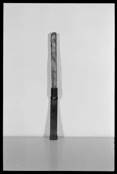 Alain Guey photographie Outil à écorcer. En acier et en bois. Provenant de Laruns (Pyrénées-Atlantiques) et datée de 1959 Ile-de-France, France 1973 Ph.1973.158.3 Photo