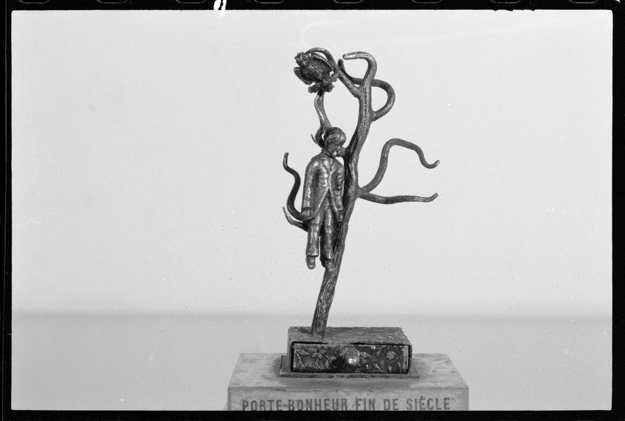 Alain Guey photographie Porte-bonheur en forme d'arbre du pendu. En marbre et en métal. Collection L. Bonnemère. Don Ile-de-France, France 1973 Ph.1973.159.1 Photo