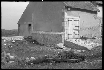 Christian Zarka photographie MNATP. Chantier 1425. Enquête sur l'architecture rurale de la France II (1973-1990) Centre, France 1973/10/1 Ph.1973.170.62  Photo