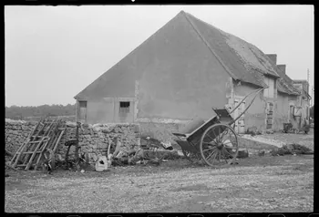 Christian Zarka photographie MNATP. Chantier 1425. Enquête sur l'architecture rurale de la France II (1973-1990) Centre, France 1973/10/1 Ph.1973.170.68  Photo