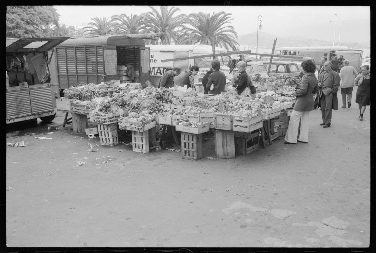 photographie (PH 16 à 27) Mission Corse. Fromage : bruccio. Marchand de hors-d'œuvre. Pesée Ph.1973.217.16 Photo