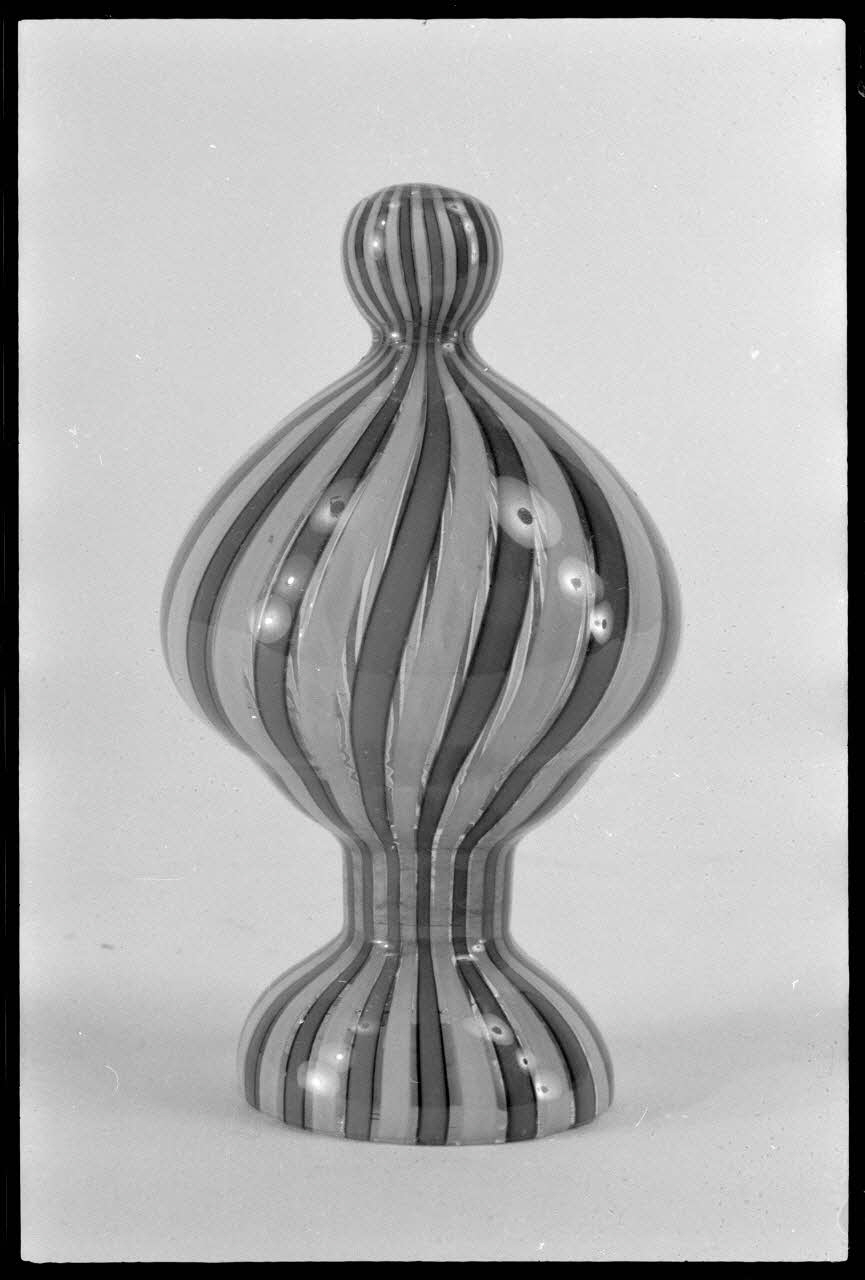 A. Chastanier photographie Poivrière décorée de bandes verticales bleu et blanc. Verre blanc. Provenant de Normandie Ile-de-France, France 1973/12/1 Ph.1974.2.4 Photo