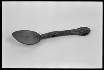 A. Chastanier photographie Cuillère à manche articulé décoré d'un ostensoir. Bois. Provenant de Bretagne et datée de 1844 Ile-de-France, France 1973/12/1 Ph.1974.2.9  Photo