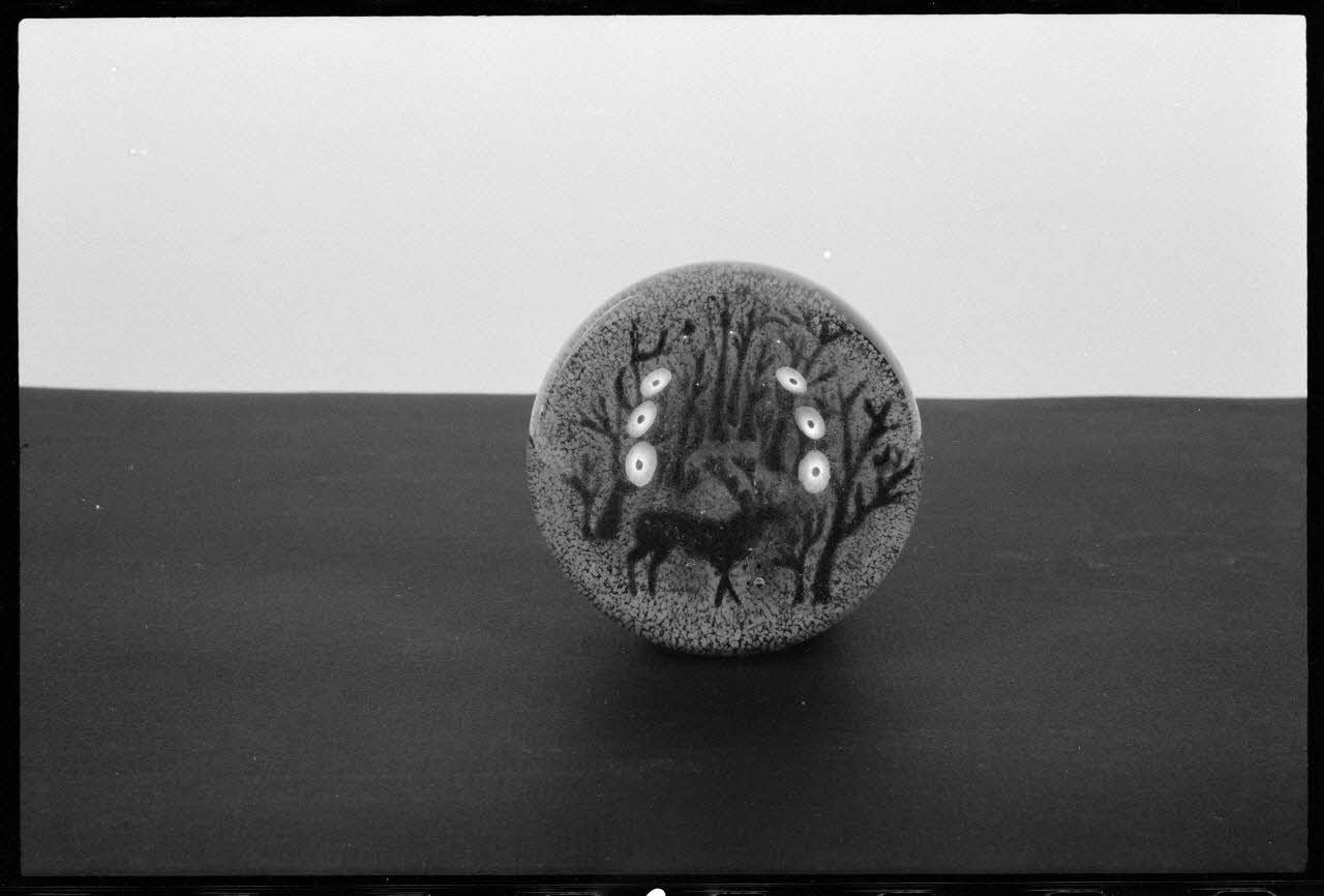 Alain Guey ; A. Chastanier photographie Boule de verre. Cerf France 1974 Ph.1974.6.387 Photo