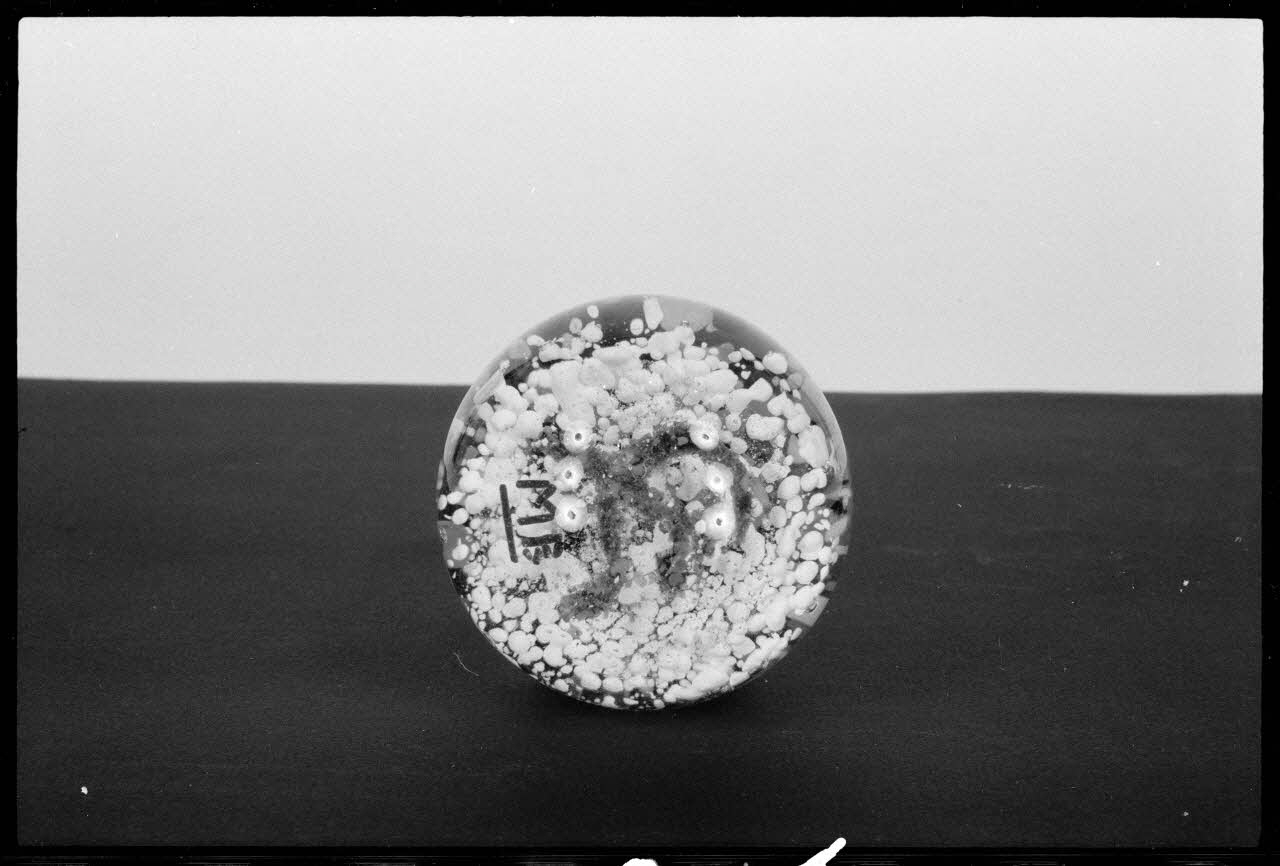 Alain Guey ; A. Chastanier photographie Boule. Faucille et marteau. MB France 1974 Ph.1974.6.388 Photo