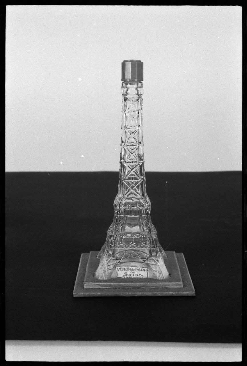 Alain Guey ; A. Chastanier photographie Bouteille Ile-de-France, France 1974 Ph.1974.6.397 Photo