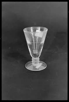 Alain Guey ; A. Chastanier photographie Verre à apéritif Ile-de-France, France 1974 Ph.1974.6.454 Photo