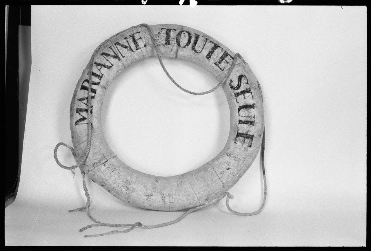 Alain Guey ; A. Chastanier photographie Bouée provenant du bateau de Berck France 1974 Ph.1974.6.493 Photo