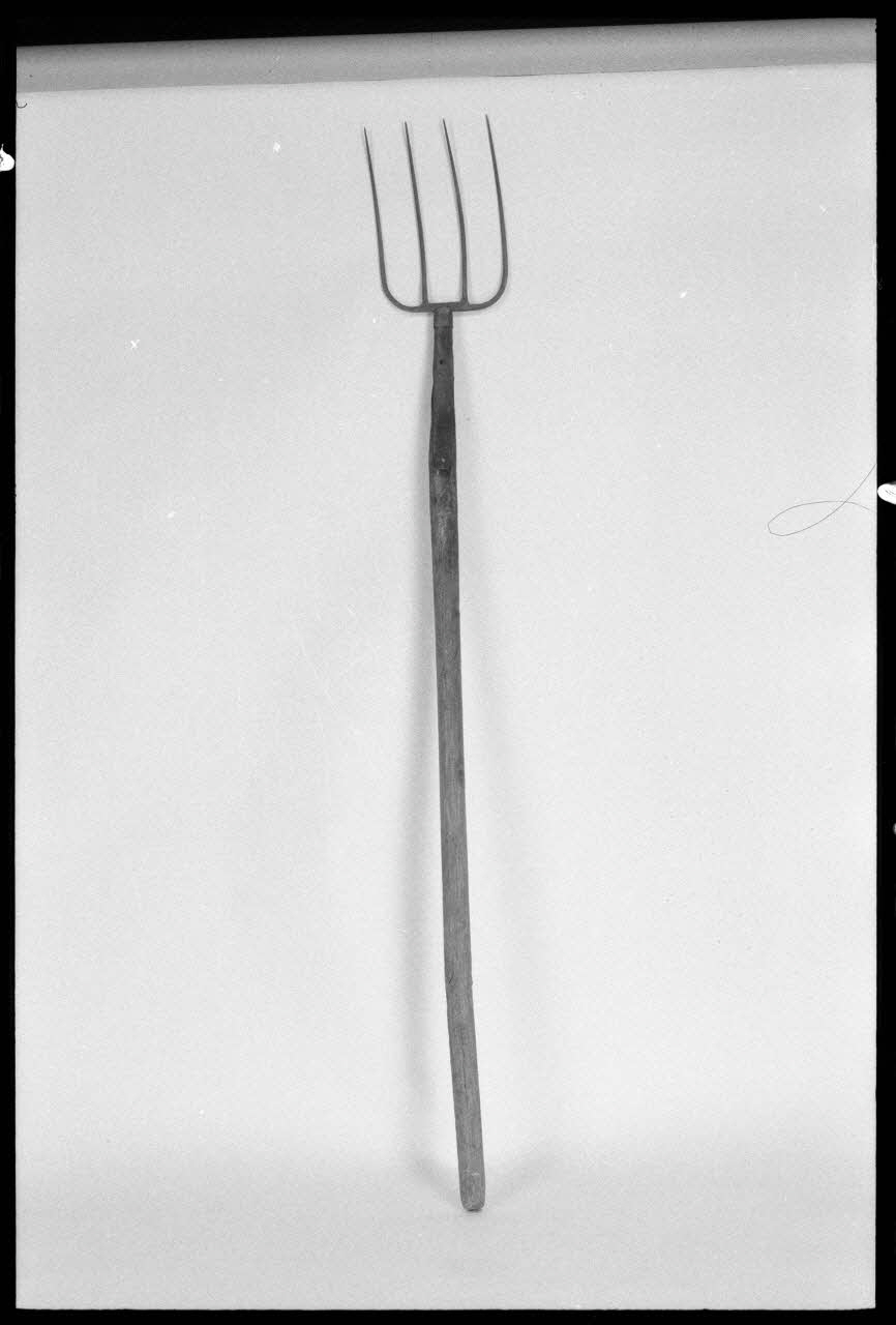 Alain Guey ; A. Chastanier photographie Fourche provenant du bateau de Berck France 1974 Ph.1974.6.497 Photo
