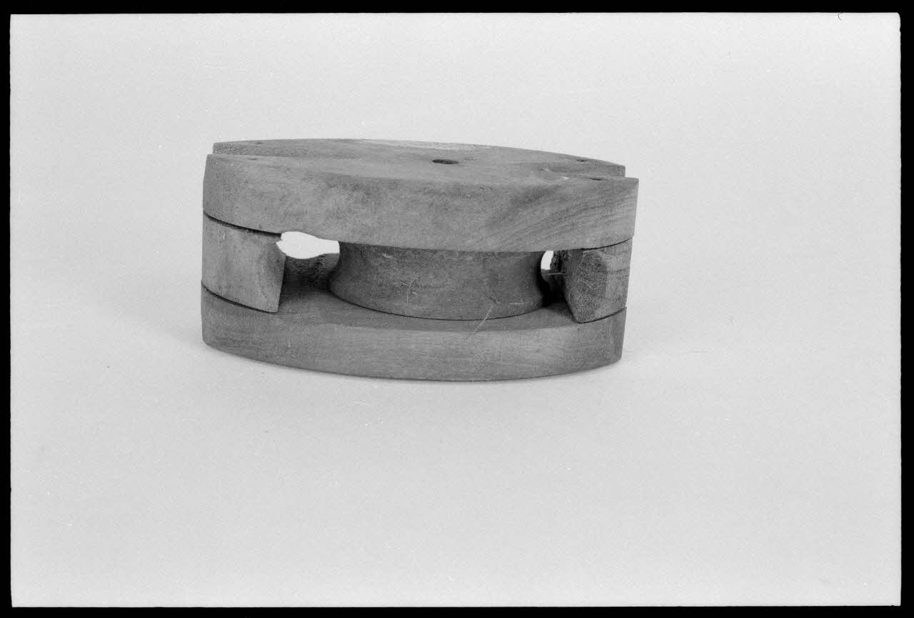 Alain Guey ; A. Chastanier photographie Poulie provenant du bateau de Berck France 1974 Ph.1974.6.505 Photo