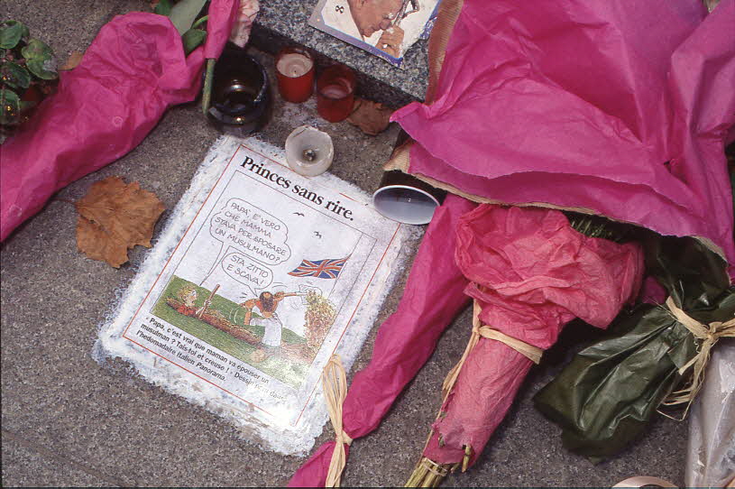 photographie (dia 1 à 35). Tunnel du pont de l'Alma après la mort de lady Diana, 14 oct.97 Ph.1997.99.25 Photo