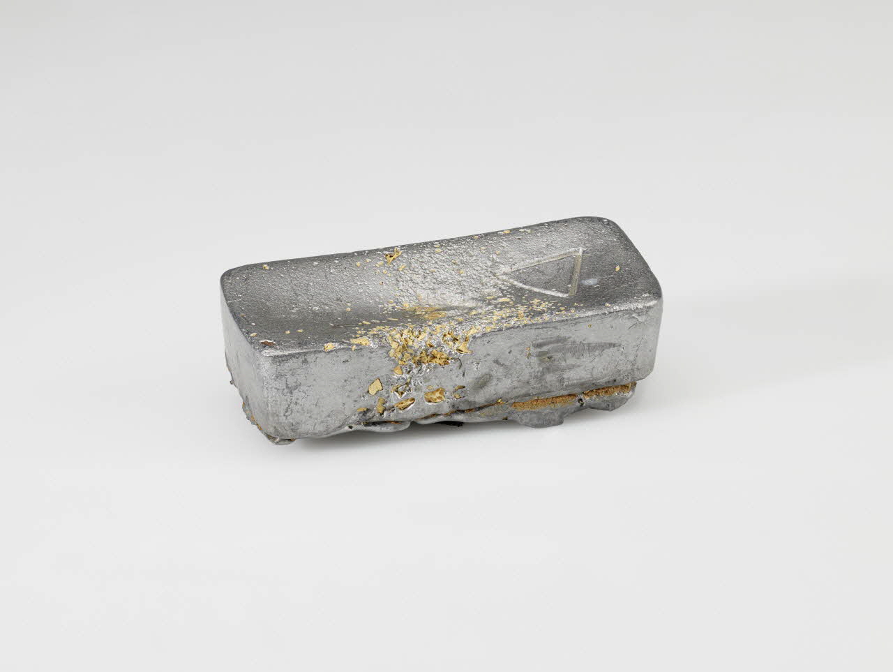 Michel Journiac sculpture Lingot de plomb et cendres humaines Ile-de-France, France 1993 2021.9.7 Photo Mucem / Marianne Kuhn