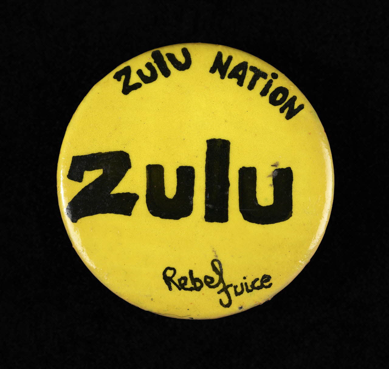 DJ Rebel badge Zulu Nation Provence-Alpes-Côte d'Azur, France 1984-1986 2022.27.5 Photo Mucem / Marianne Kuhn