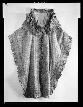 Pierre Soulier photographie Capulet provenant de Caudebec-en-Caux. Perse imprimé de fleurettes jaune violet, bleu et blanc Ile-de-France, France 1956/6/1 Ph.1956.58.4 Photo