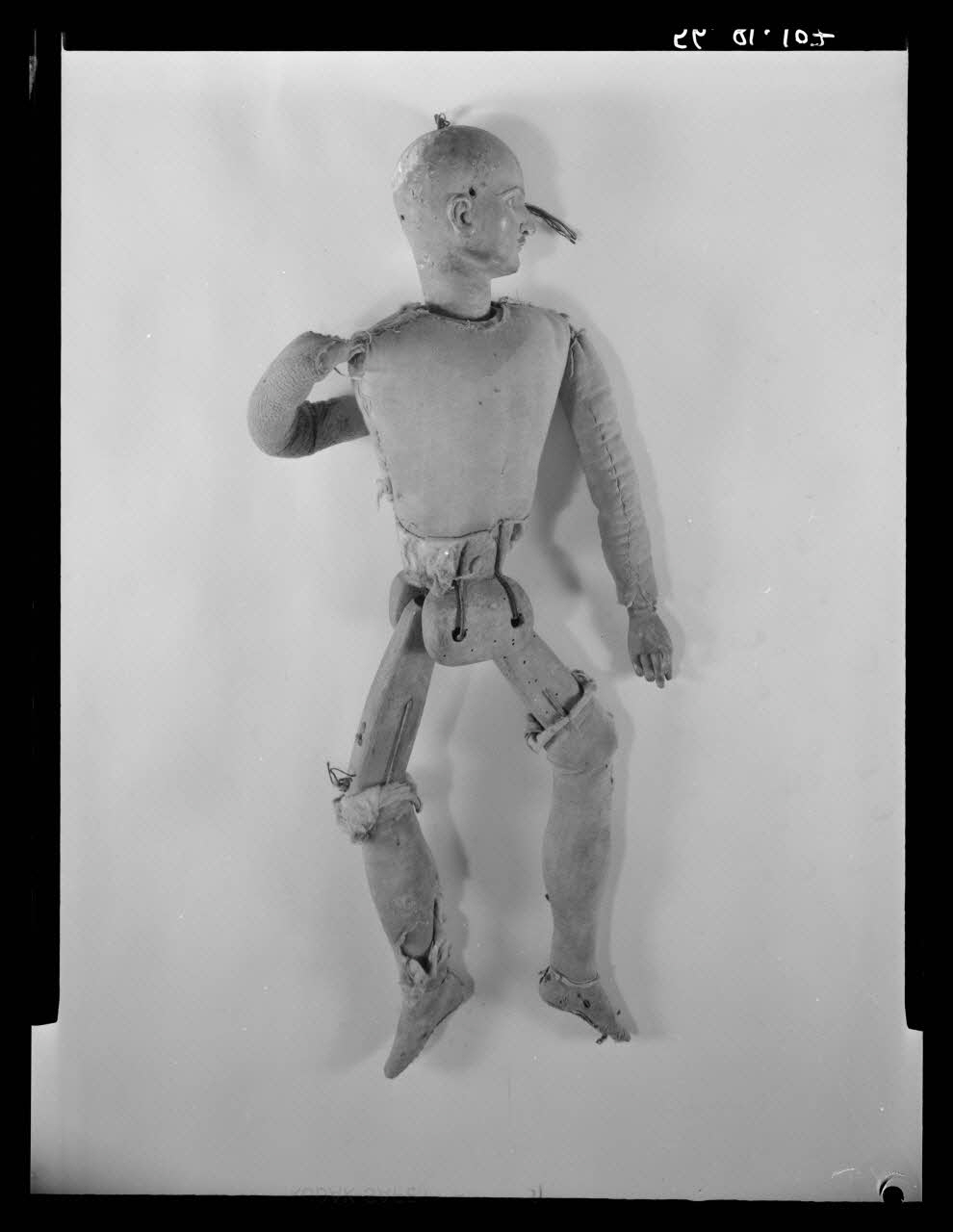 Pierre Soulier photographie Marionnette à fils du théâtre Lyrique. Boulevard de Strasbourg à Paris. Détail de montage Ile-de-France, France 1956/9/1 Ph.1956.81.107 Photo