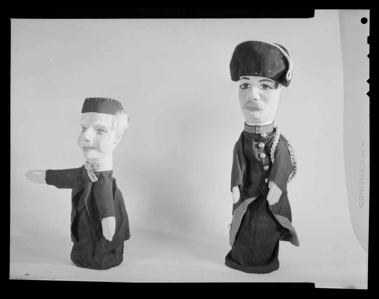 Pierre Soulier photographie Théâtre Laurent Mourguet et théâtre du Passage de l'Argue à Lyon. Deux marionnettes à gaine. Propriétaire et gendarme Ile-de-France, France 1956/9/1 Ph.1956.81.21 Photo