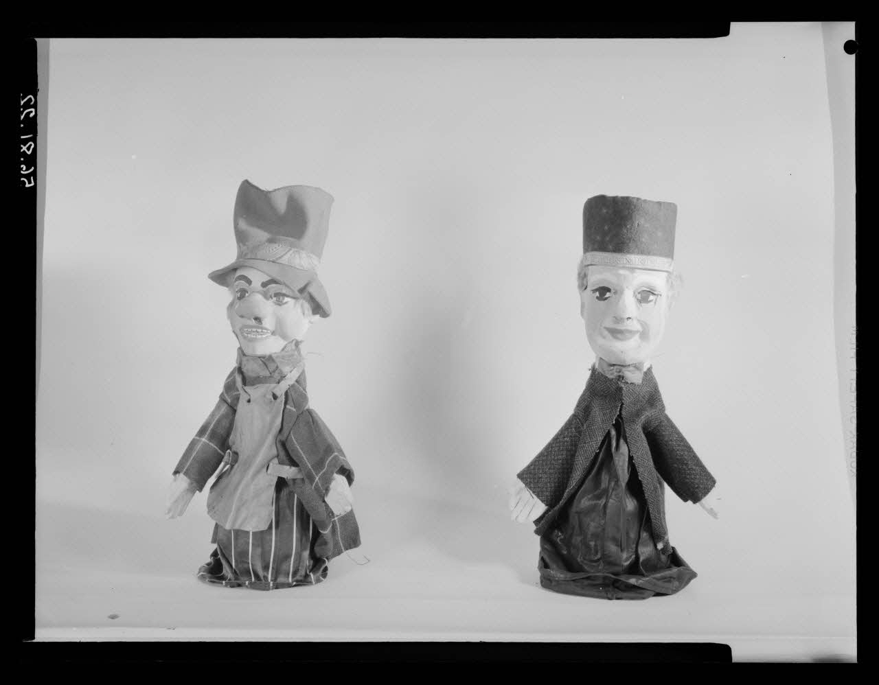Pierre Soulier photographie Théâtre Laurent Mourguet et théâtre du Passage de l'Argue à Lyon. Deux marionnettes à gaine. Gnafron et homme Ile-de-France, France 1956/9/1 Ph.1956.81.22 Photo