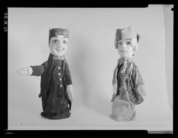 Pierre Soulier photographie Théâtre Laurent Mourguet et théâtre du Passage de l'Argue à Lyon. Deux marionnettes à gaine. Guignol et homme en costume Ile-de-France, France 1956/9/1 Ph.1956.81.25 Photo