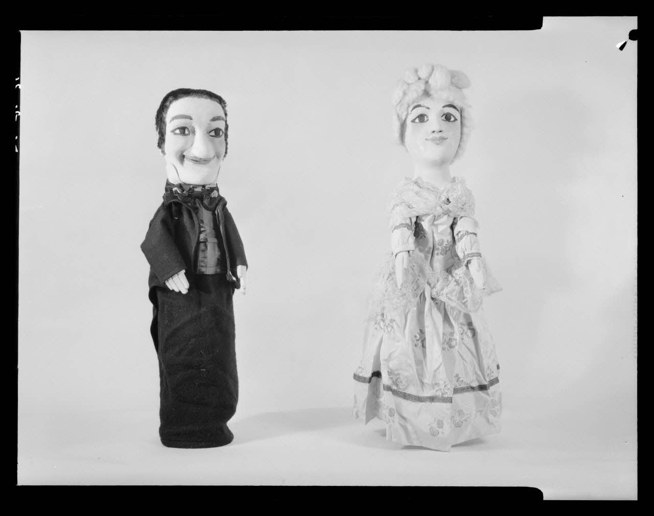 Pierre Soulier photographie Théâtre Laurent Mourguet et théâtre du Passage de l'Argue à Lyon. Deux marionnettes à gaine. Homme et marquise Ile-de-France, France 1956/9/1 Ph.1956.81.31 Photo
