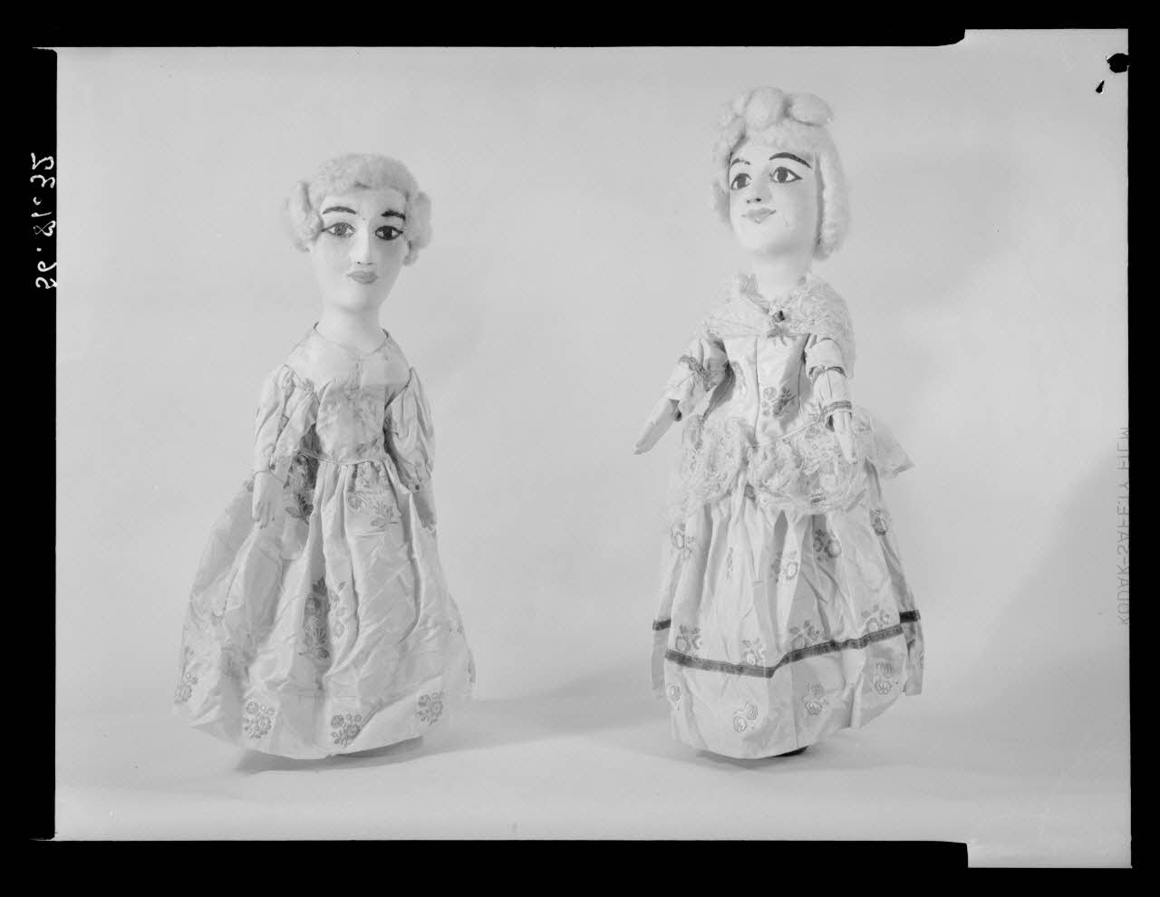 Pierre Soulier photographie Théâtre Laurent Mourguet et théâtre du Passage de l'Argue à Lyon. Deux marionnettes à gaine. Marquise et dame de qualité Ile-de-France, France 1956/9/1 Ph.1956.81.32 Photo