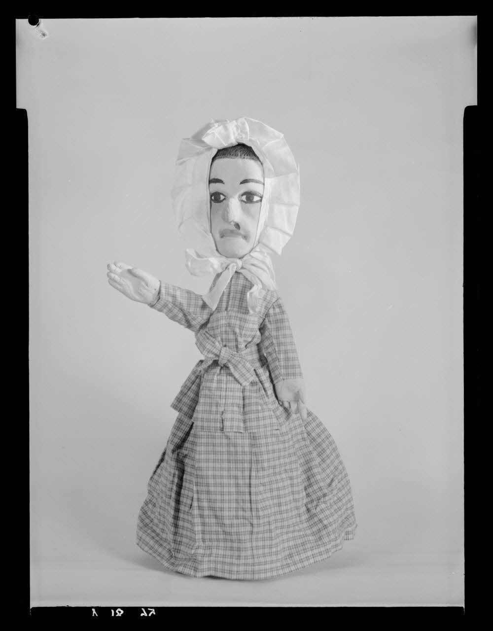 Pierre Soulier photographie Théâtre Laurent Mourguet et théâtre du Passage de l'Argue à Lyon. Marionnettes à gaine. Madelon Ile-de-France, France 1956/9/1 Ph.1956.81.4 Photo