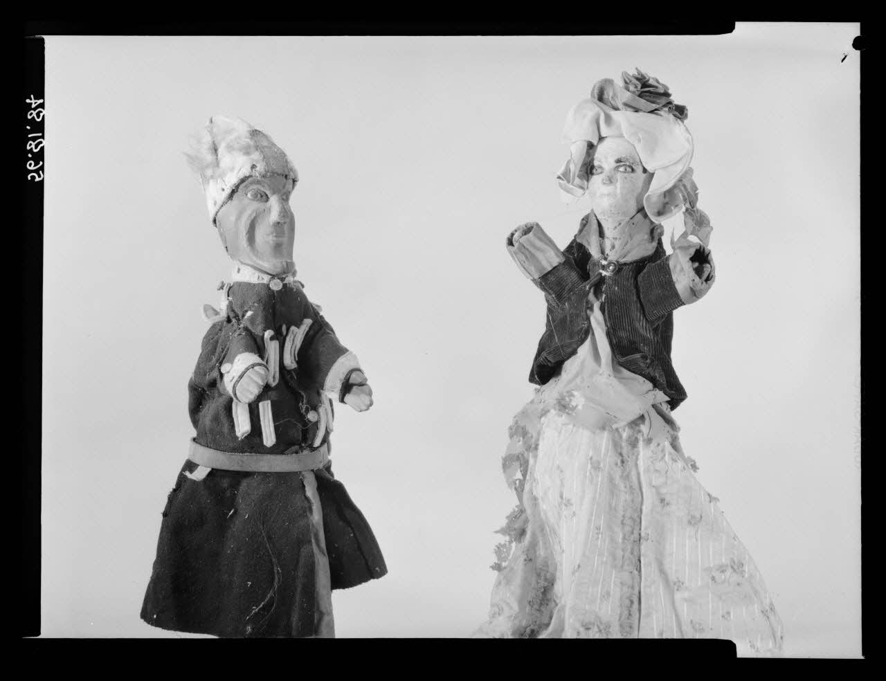 Pierre Soulier photographie Deux marionnettes à gaine du théâtre du jardin des Tuileries Ile-de-France, France 1956/9/1 Ph.1956.81.84 Photo