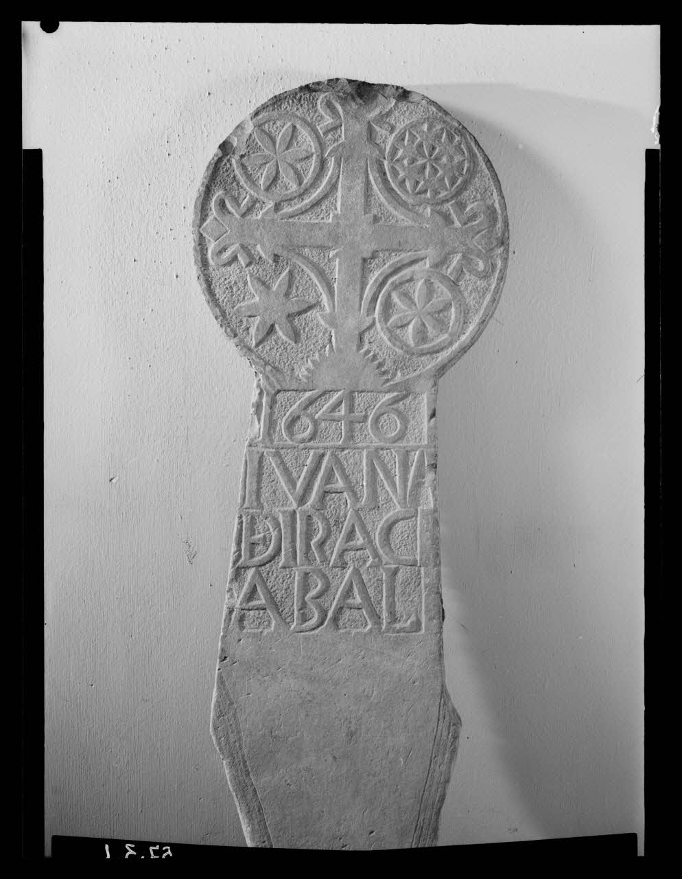 Pierre Soulier photographie Stèle discoïdale en pierre sculptée provenant du Pays Basque Ile-de-France, France 1957/2/4 Ph.1957.3.1 Photo