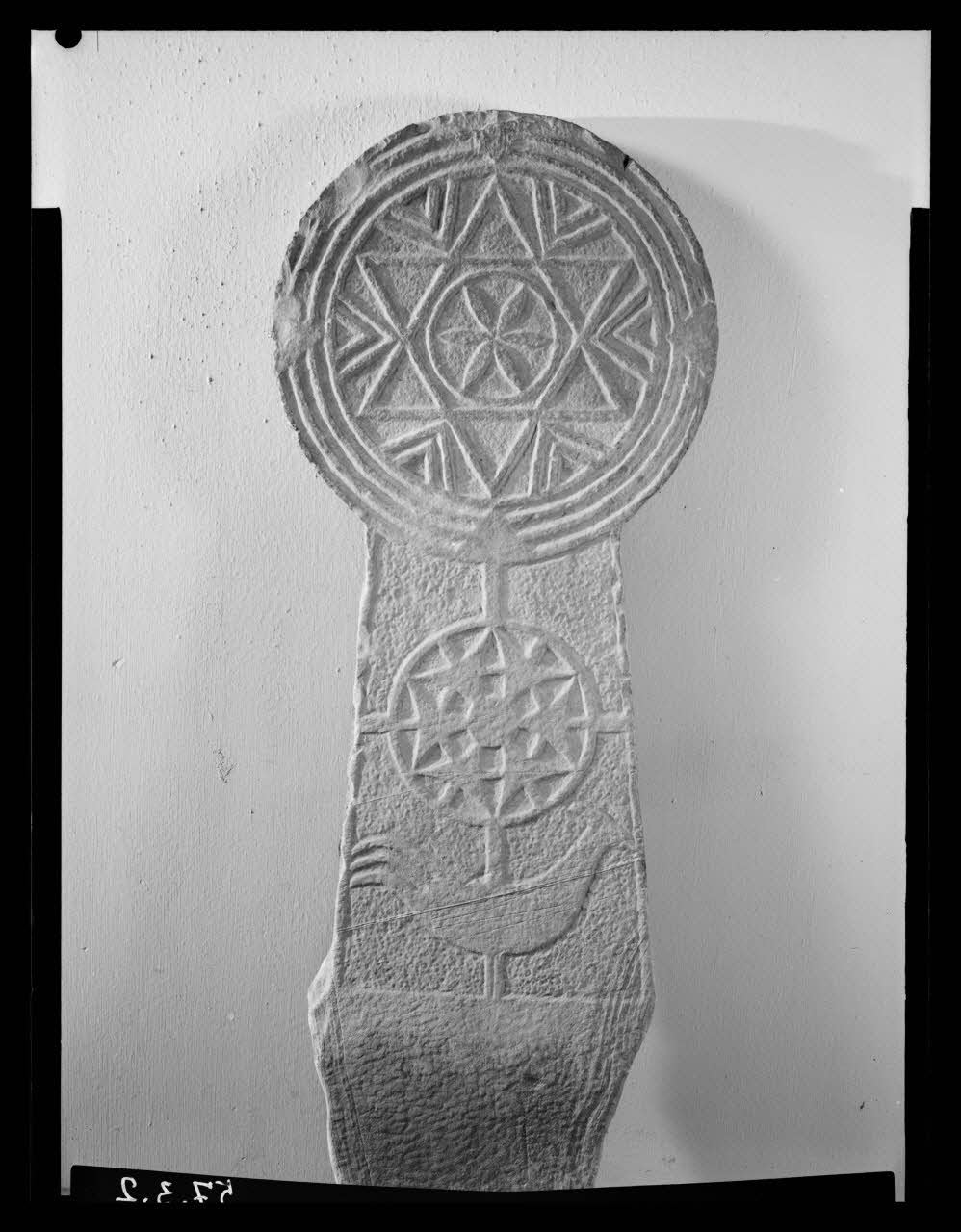 Pierre Soulier photographie Stèle discoïdale en pierre sculptée provenant du Pays Basque Ile-de-France, France 1957/2/4 Ph.1957.3.2 Photo