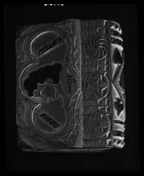 Pierre Soulier photographie Tabatière en bois sculpté et peint par Monsieur Michel Carnino. Autre face Ile-de-France, France 1957/6/1 Ph.1957.76.6 Photo