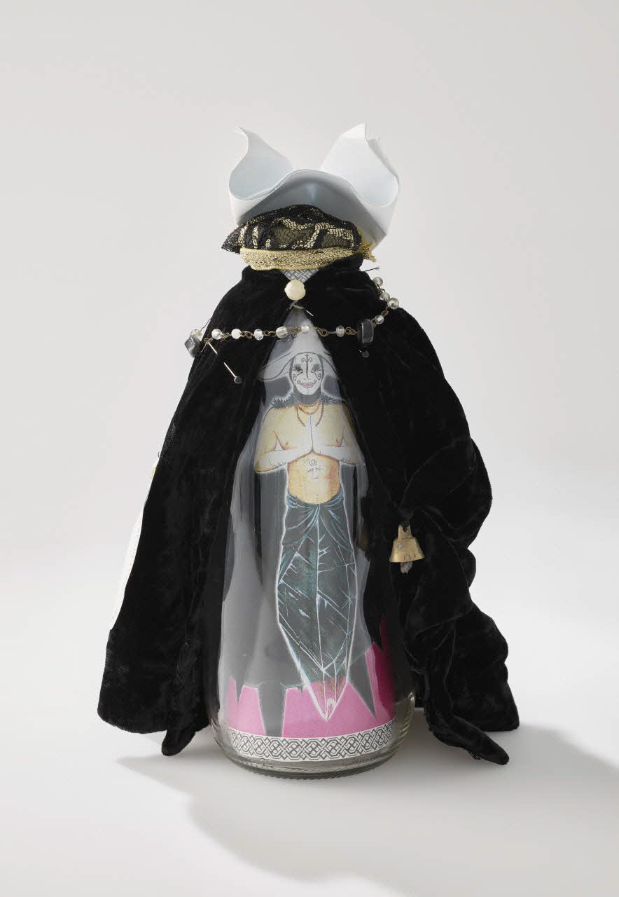 Soeurs de la Perpétuelle Indulgence - San Francisco ; Alain Pierre Flacon reliquaire Flacon reliquaire Soeur Sid'arta France 2002 2002.92.41.2.1 Photo Mucem / Marianne Kuhn