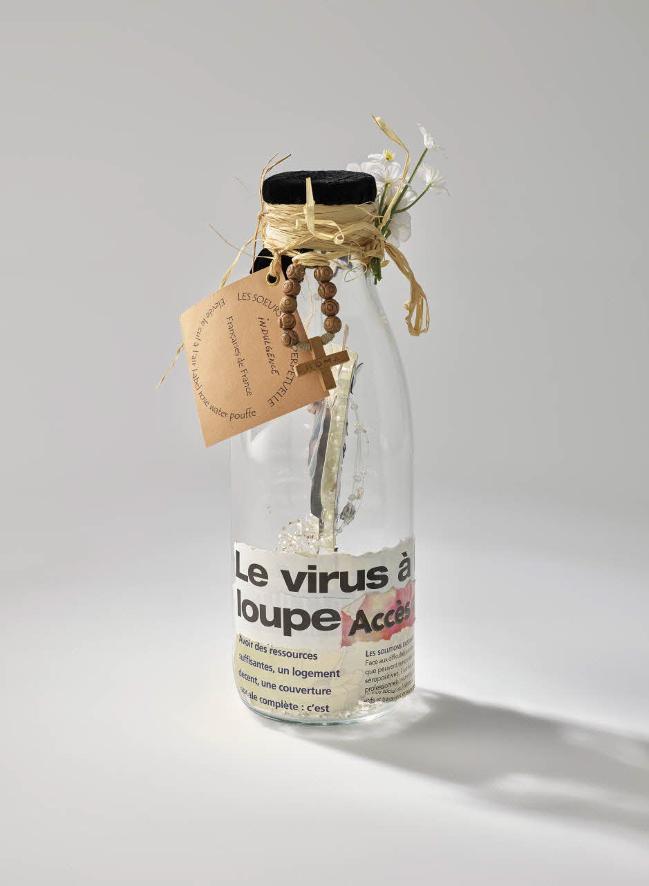 Soeurs de la Perpétuelle Indulgence - San Francisco Flacon reliquaire Flacon reliquaire : Le virus à la loupe France 2002 2002.92.42 Photo Mucem / Marianne Kuhn