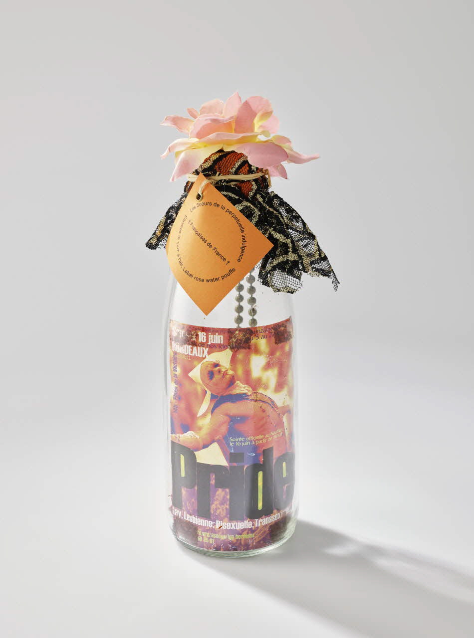 Soeurs de la Perpétuelle Indulgence - San Francisco Flacon reliquaire Flacon reliquaire "Pride" France 2002 2002.92.43 Photo Mucem / Marianne Kuhn