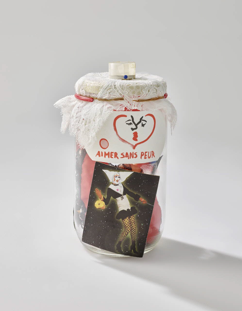 Soeurs de la Perpétuelle Indulgence - San Francisco Flacon reliquaire Flaquon reliquaire "Aimer sans peur" France 2002 2002.92.44.1-2 Photo Mucem / Marianne Kuhn