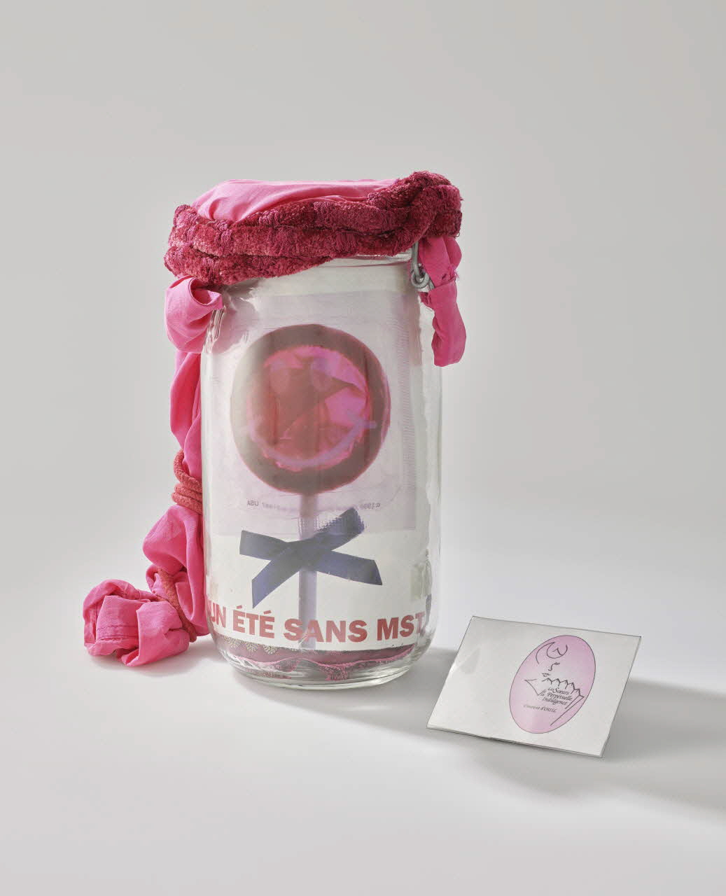 Soeurs de la Perpétuelle Indulgence - San Francisco Flacon reliquaire Flacon reliquaire "Un été sans MST" France 2002 2002.92.45.1-2 Photo Mucem / Marianne Kuhn