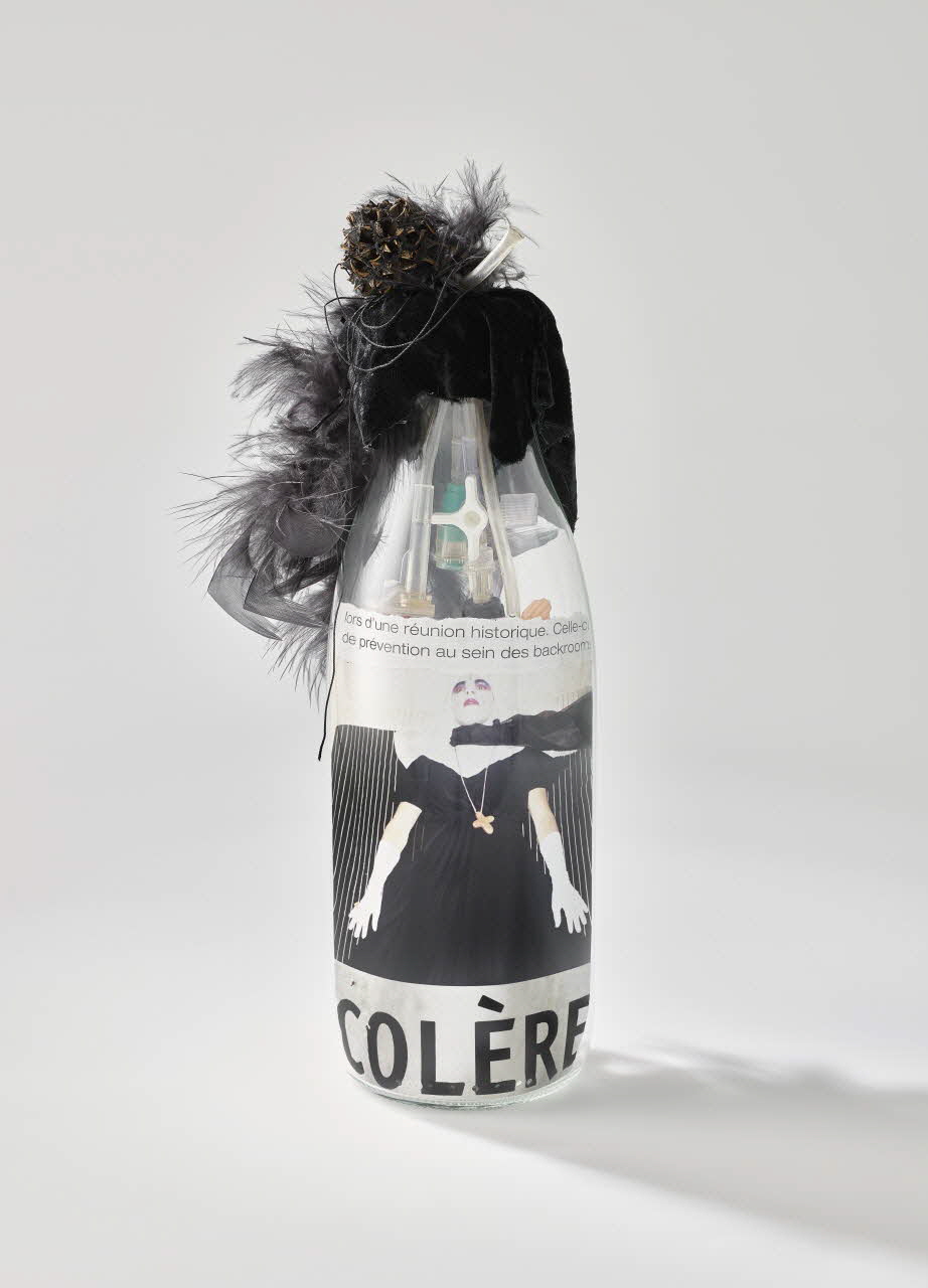 Soeurs de la Perpétuelle Indulgence - San Francisco Flacon reliquaire Flacon reliquaire "Colère" France 2002 2002.92.46 Photo Mucem / Marianne Kuhn