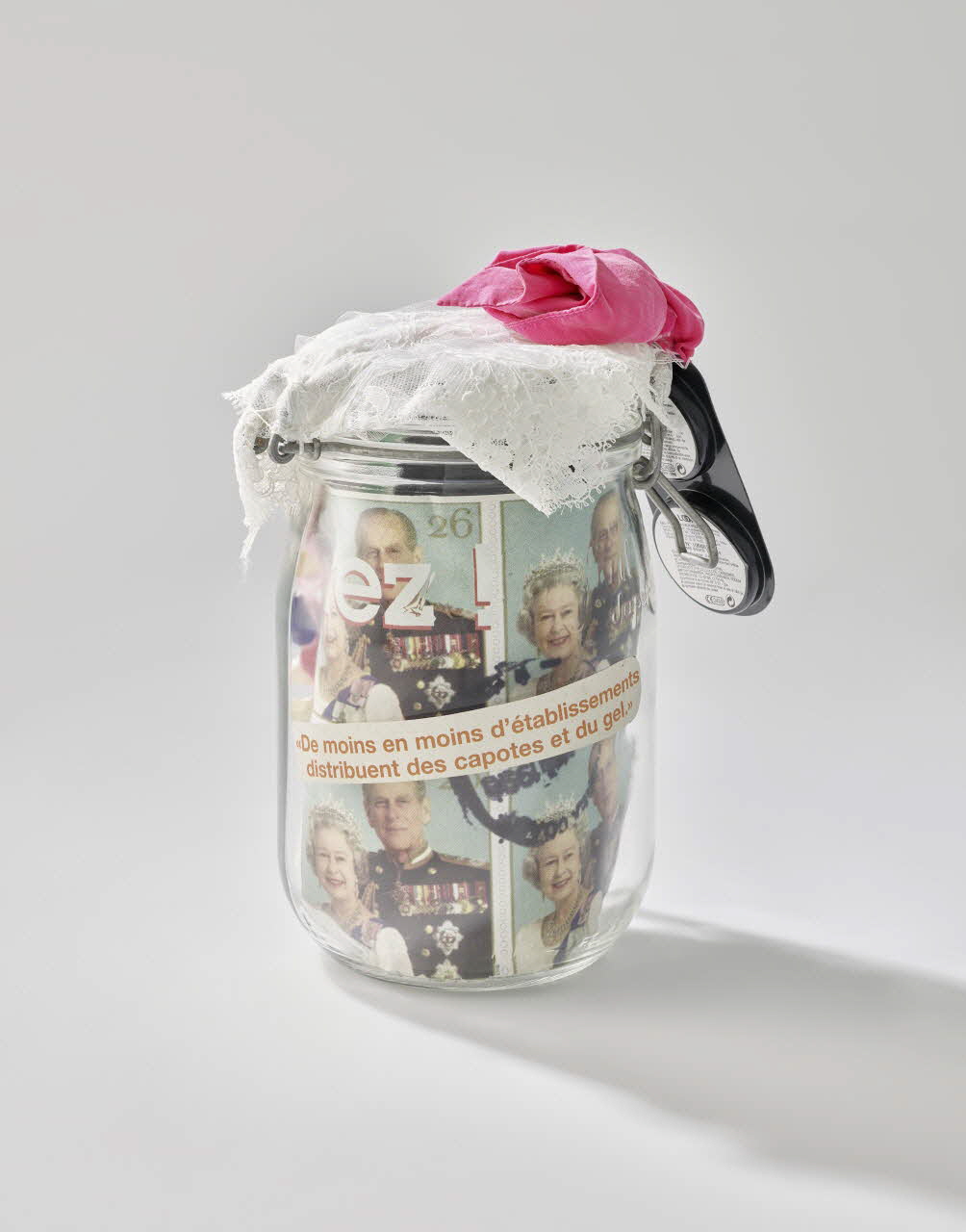 Soeurs de la Perpétuelle Indulgence - San Francisco Flacon reliquaire Flacon reliquaire : "De moins en moins d'établissements distribuent des capotes et du gel" France 2002 2002.92.47 Photo Mucem / Marianne Kuhn