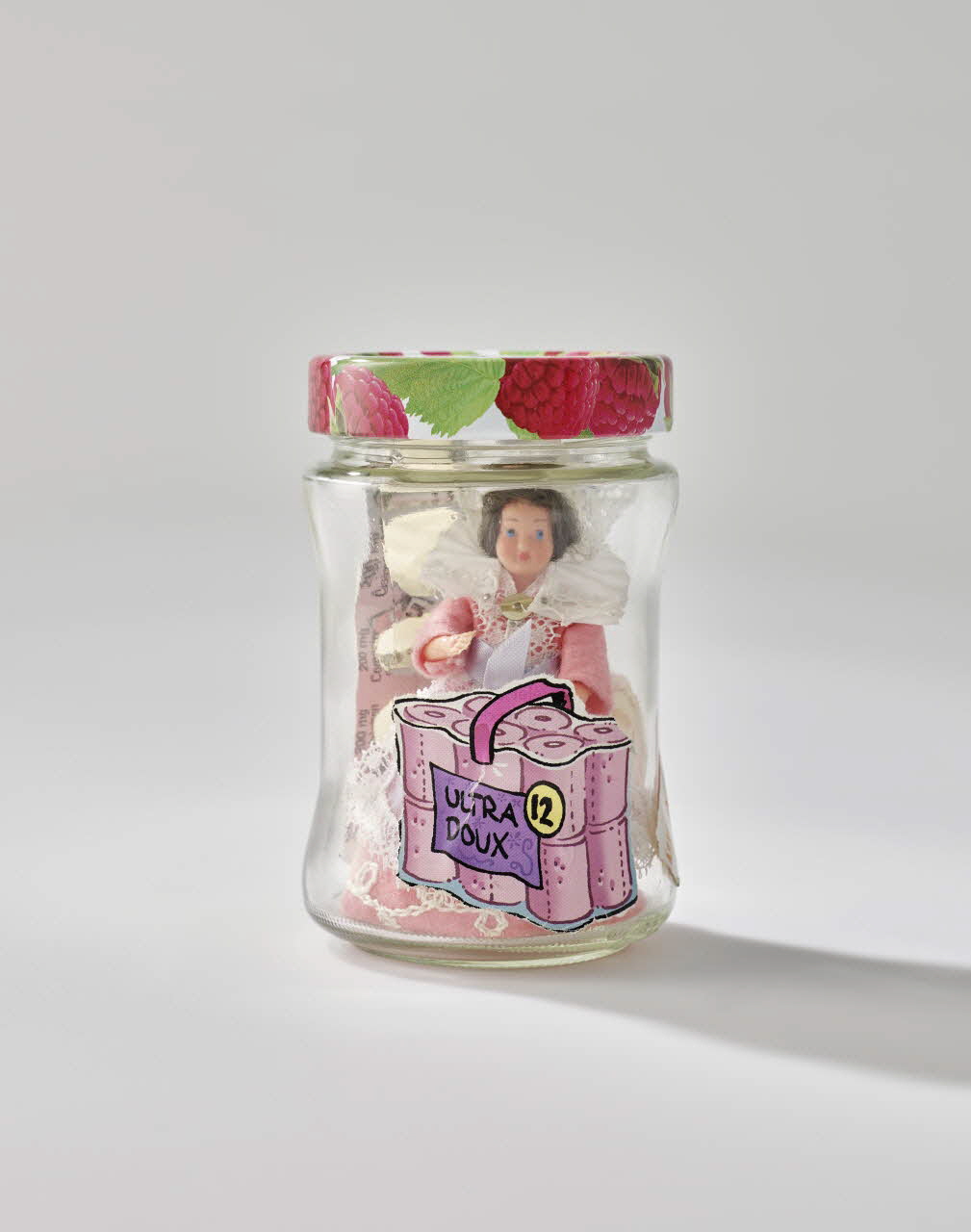 Soeurs de la Perpétuelle Indulgence - San Francisco Flacon reliquaire Flacon reliquaire : "Mieux gérer les effets indésirables des médicaments anti-VIH" France 2002 2002.92.48.1-4 Photo Mucem / Marianne Kuhn