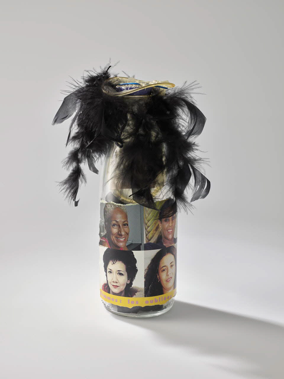 Soeurs de la Perpétuelle Indulgence - San Francisco Flacon reliquaire Flacon reliquaire : "Femmes : les oubliées de la prévention" France 2002 2002.92.49 Photo Mucem / Marianne Kuhn