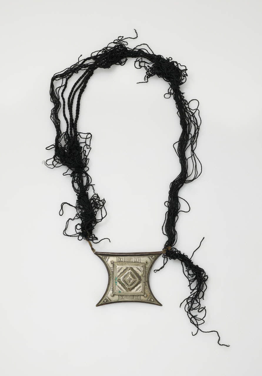 pendentif tshérot (Niger) ou terewt (Ahaggaar, Algérie) 2016.51.42 Photo Mucem / Marianne Kuhn