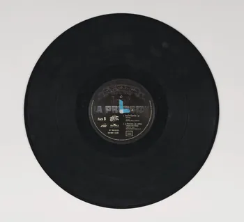 Freeman ; K-Rhyme Le Roi disque vinyle Pur MC's Arabica "La Pression" 1998 2022.27.10.1-3 Photo Mucem / Marianne Kuhn