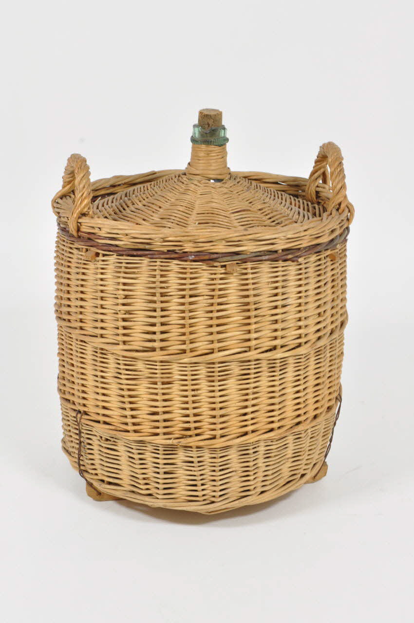 R. Weisshaupt bonbonne Champagne-Ardenne, France 1946 1947.45.13 Photo Mucem