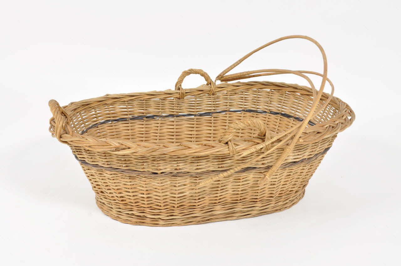 R. Weisshaupt berceau d'enfant Champagne-Ardenne, France 1946 1947.45.9 Photo Mucem