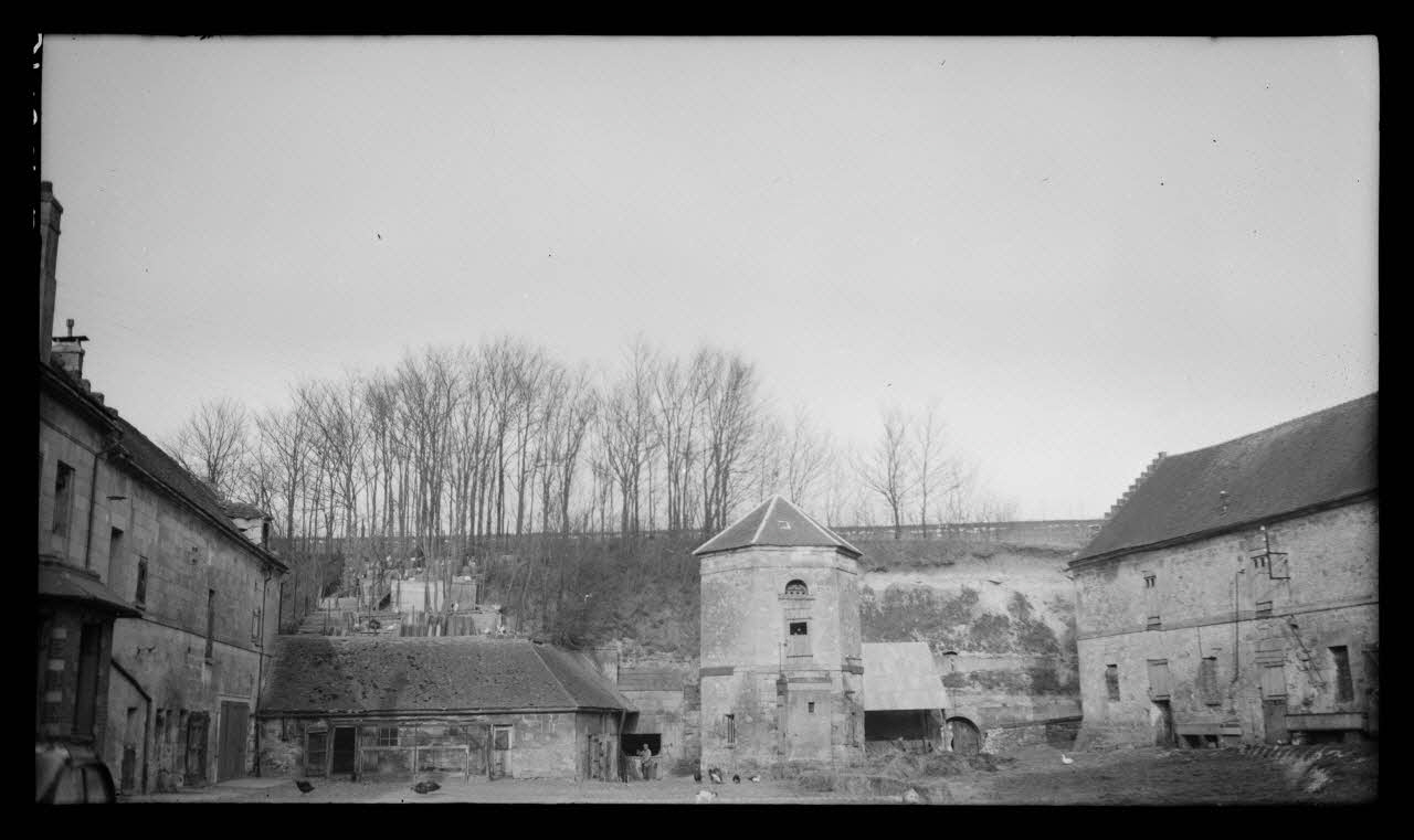 Levert photographie Chez Monsieur Scart. Ferme de Monsieur Ferluc. Cour intérieure avec vue sur la grotte et le pigeonnier Picardie, France 1944/5/2 Ph.1944.103.18 Photo