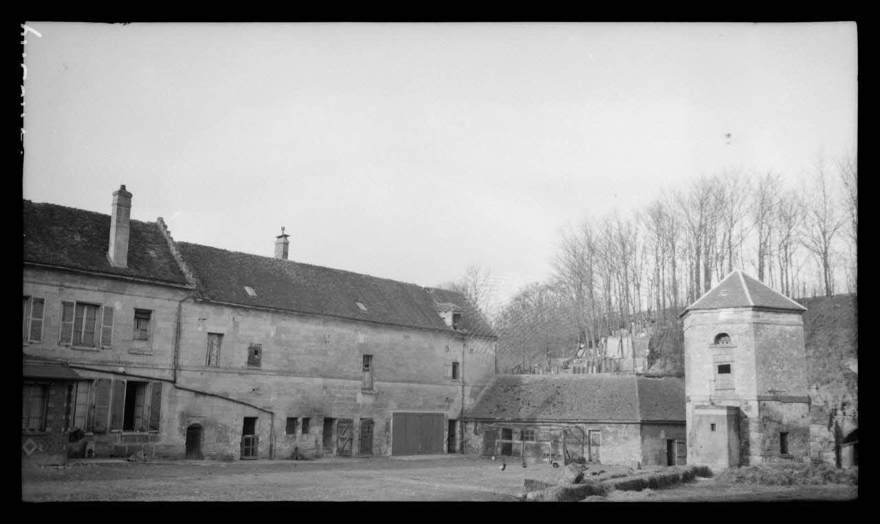 Levert photographie Chez Monsieur Scart. Ferme de Monsieur Ferluc Picardie, France 1944/5/2 Ph.1944.103.19 Photo