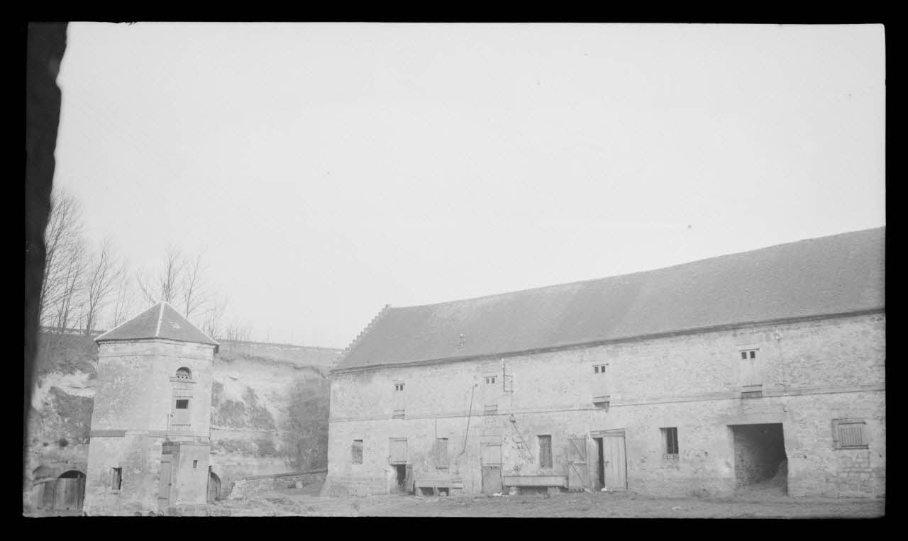 Levert photographie Chez Monsieur Scart. Ferme de Monsieur Ferluc. Bouverie Picardie, France 1944/5/2 Ph.1944.103.20 Photo